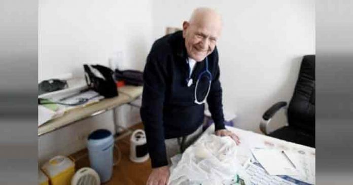 Médico de 98 anos se recusa a parar de cuidar de pacientes em meio à pandemia