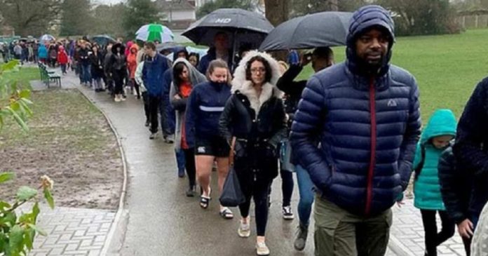 Sob forte chuva, quase 5.000 pessoas fazem fila para doar medula óssea a uma criança com câncer