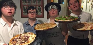 4 amigos com síndrome de Down abrem sua própria pizzaria após serem rejeitados em outros empregos