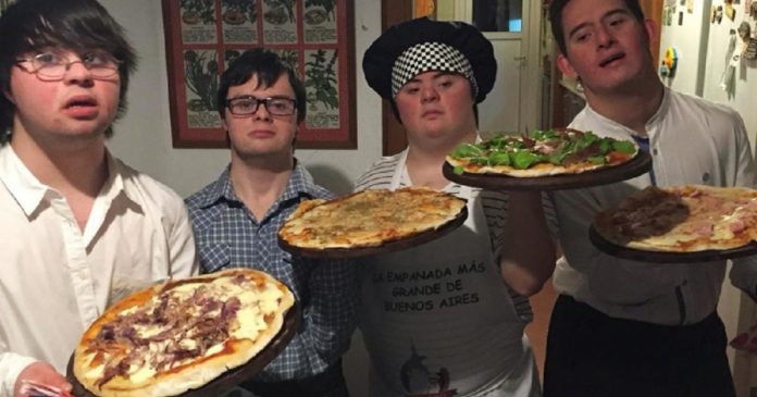 4 amigos com síndrome de Down abrem sua própria pizzaria após serem rejeitados em outros empregos