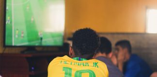 Brasil vence o Peru por 4 a 3, em vitória de virada, com direito a 3 gols de Neymar