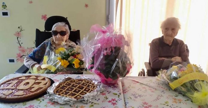 Vovó comemora seu 107º aniversário ao lado da melhor amiga, de 105 anos