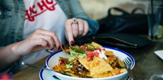 6 estratégias comportamentais para comer na rua sem exagerar