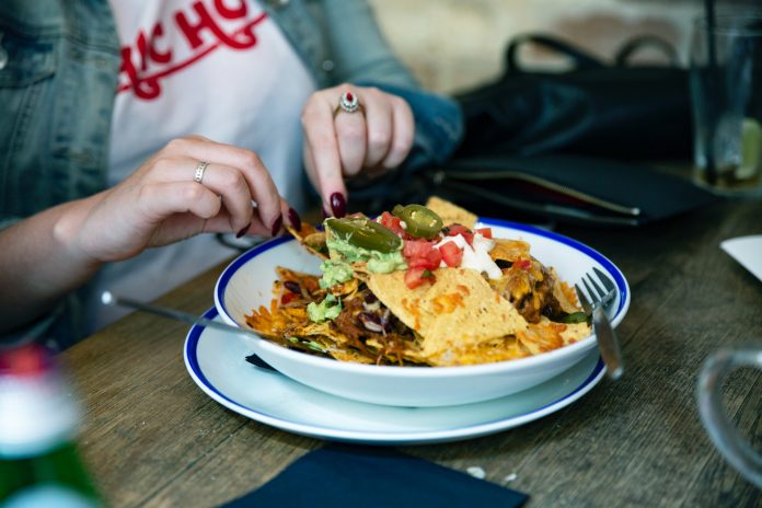 6 estratégias comportamentais para comer na rua sem exagerar