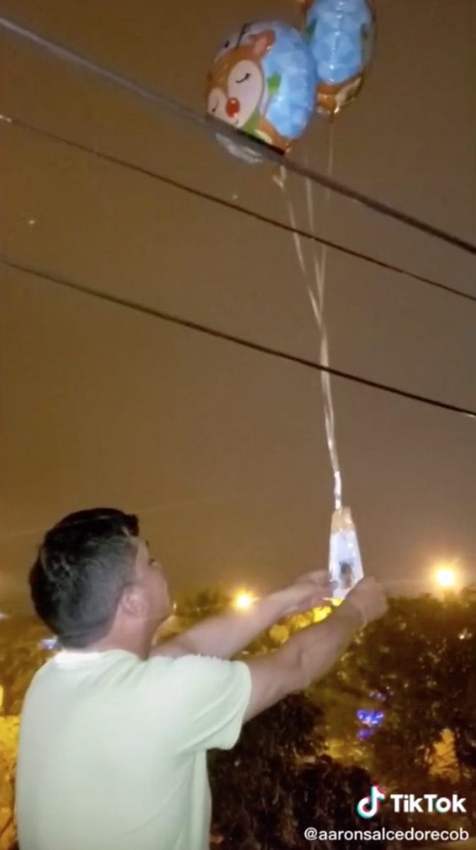 Pai lança bexiga inflável para o céu com mensagem de Natal para seu filho  falecido (VÍDEO)