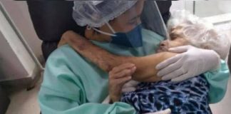Técnica de enfermagem é flagrada ninando idosa com Covid-19:”Eles precisam da gente”