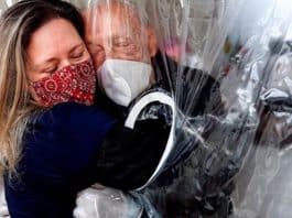 Pai com COVID-19 e filha comovem o mundo com um abraço no Natal. Poderia ser o último deles.