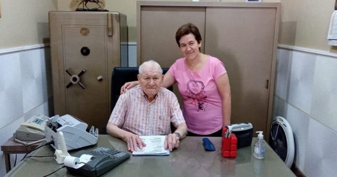 Sem herdeiros, idoso deixa a empresa para funcionária que trabalhou no local por 40 anos