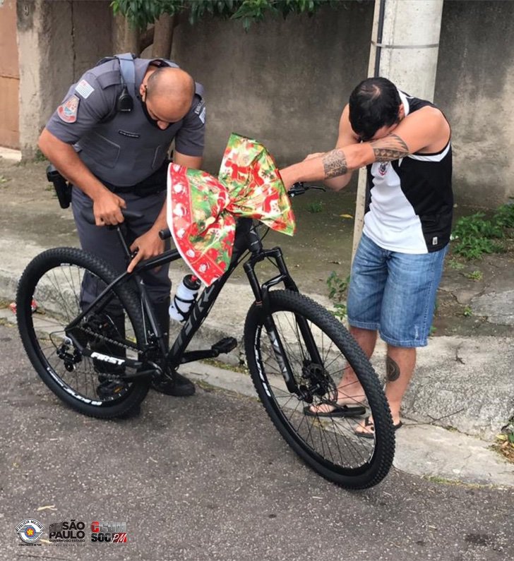 psicologiasdobrasil.com.br - Policiais doam bicicleta a um entregador de comida que fazia as entregas a pé
