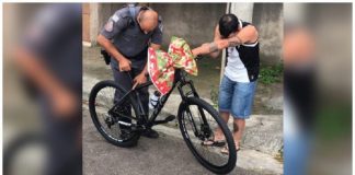 Policiais doam bicicleta a um entregador de comida que fazia as entregas a pé