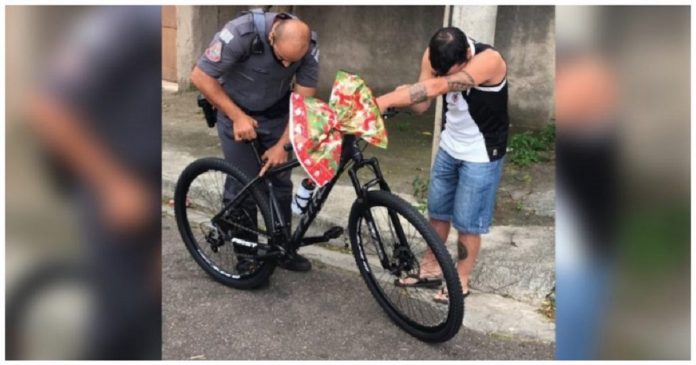 Policiais doam bicicleta a um entregador de comida que fazia as entregas a pé