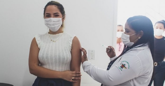 Influenciadora que namora prefeito de Roraima é vacinada contra Covid depois de ser nomeada secretária