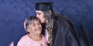 Ela se formou com honras para deixar sua mãe com síndrome de Down orgulhosa