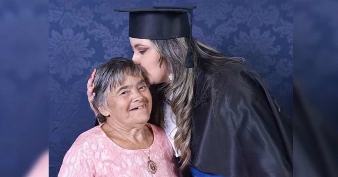 Ela se formou com honras para deixar sua mãe com síndrome de Down orgulhosa