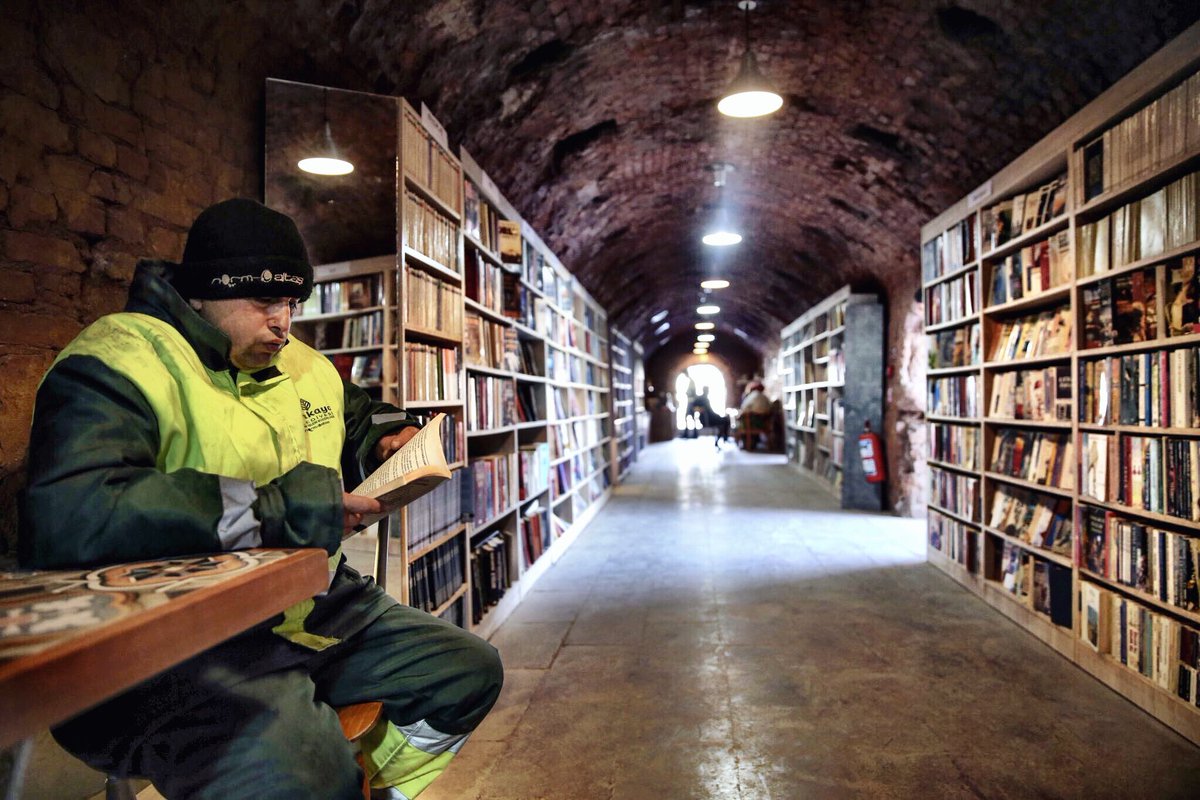 psicologiasdobrasil.com.br - Garis turcos montam biblioteca popular com livros que resgataram no lixo