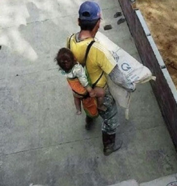 psicologiasdobrasil.com.br - Pai viúvo carrega o filho nas costas enquanto trabalha como pedreiro