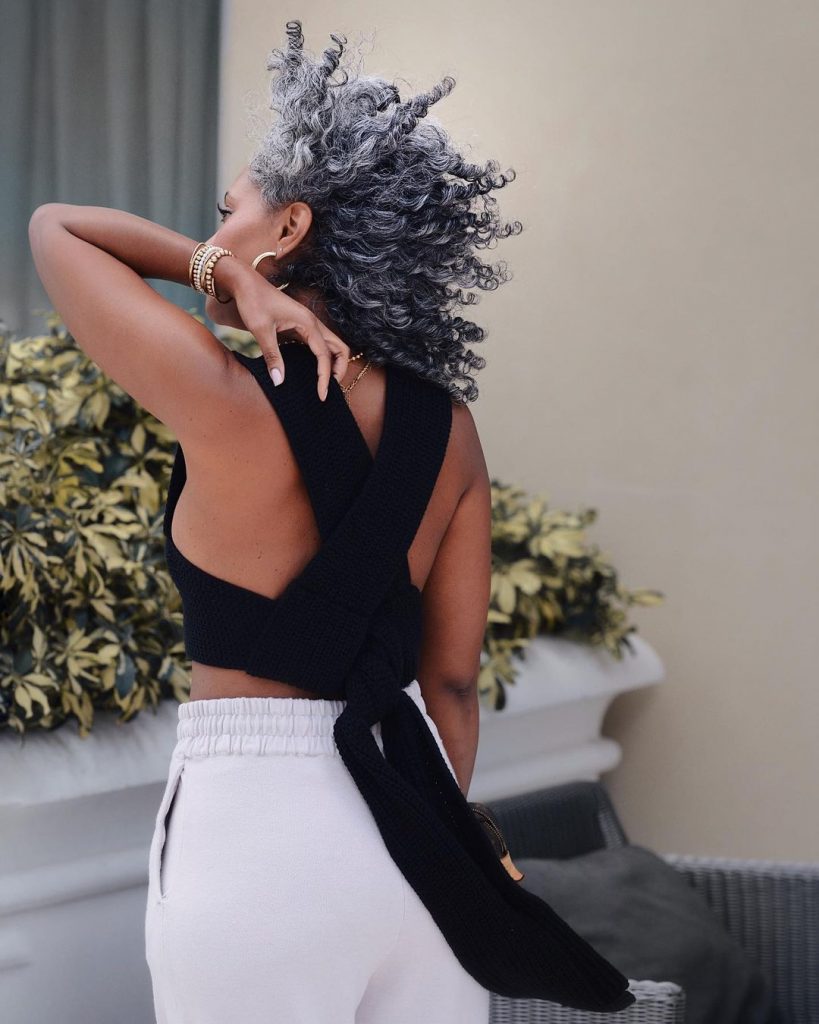 psicologiasdobrasil.com.br - Influencer inspira mulheres a assumirem seus cabelos grisalhos