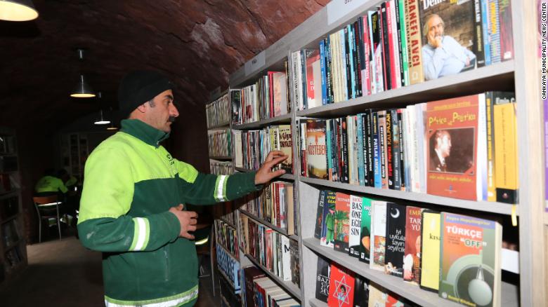 psicologiasdobrasil.com.br - Garis turcos montam biblioteca popular com livros que resgataram no lixo