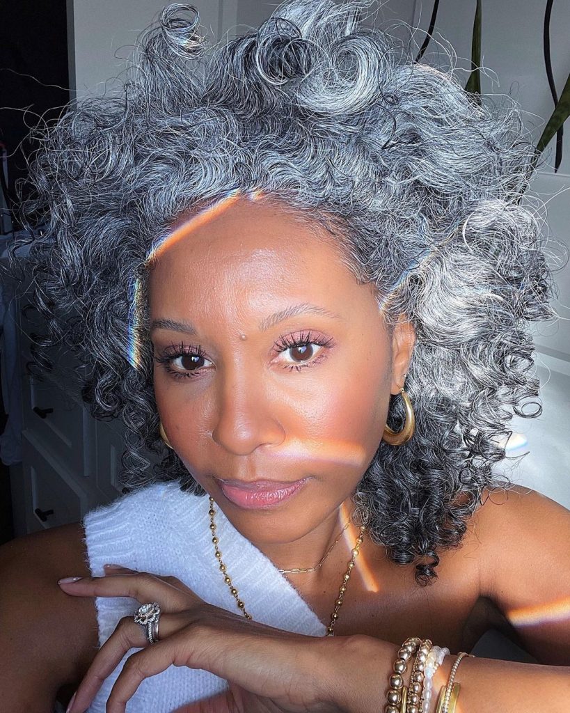 psicologiasdobrasil.com.br - Influencer inspira mulheres a assumirem seus cabelos grisalhos
