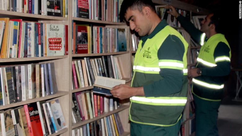 psicologiasdobrasil.com.br - Garis turcos montam biblioteca popular com livros que resgataram no lixo