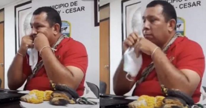 Prefeito de cidade colombiana é flagrado usando máscara como fio dental