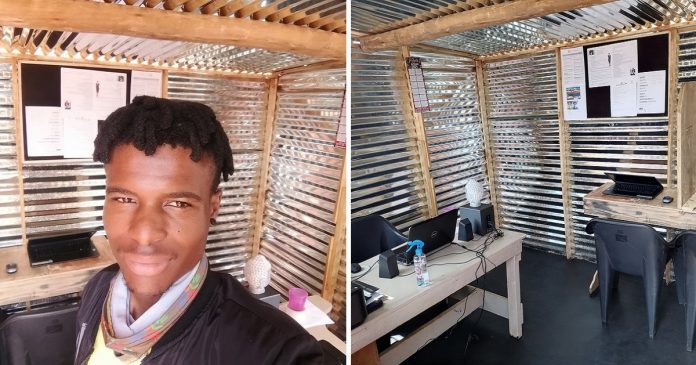 Jovem africano posa com orgulho após abrir cibercafé em uma barraca. Na sua região, a internet é um luxo