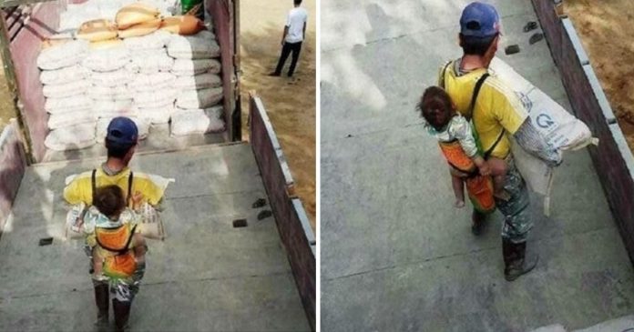 Pai viúvo carrega o filho nas costas enquanto trabalha como pedreiro