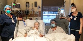 Em tratamento contra a Covid-19, casal de idosos junta as macas no hospital para não se separarem