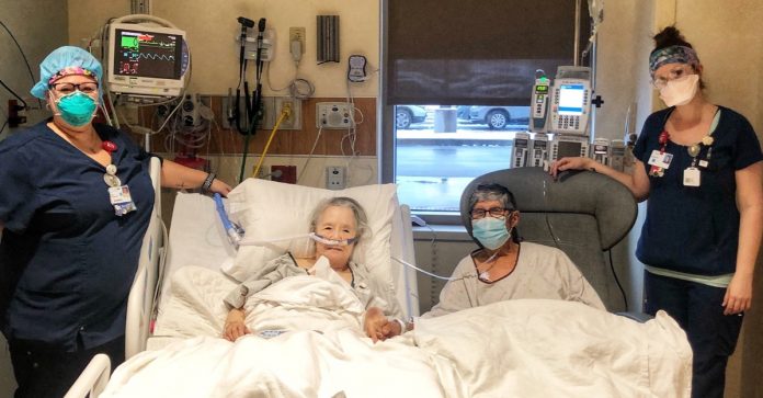 Em tratamento contra a Covid-19, casal de idosos junta as macas no hospital para não se separarem