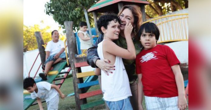 Mãe funda escola depois que nenhuma outra instituição de ensino quis aceitar seu filho com autismo