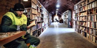 Garis turcos montam biblioteca popular com livros que resgataram no lixo