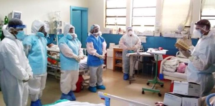 psicologiasdobrasil.com.br - Padre carrega cilindros de oxigênio até casas rurais dos pacientes