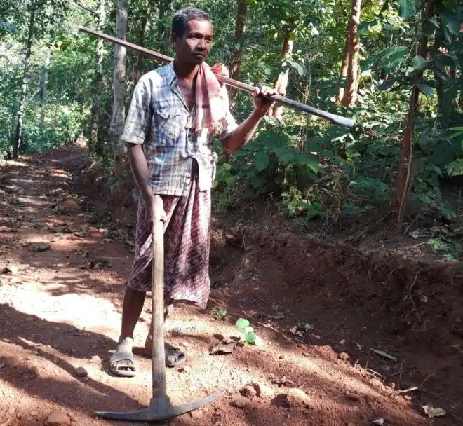 psicologiasdobrasil.com.br - Pai construiu sozinho uma estrada para que seus filhos pudessem ir &agrave; escola