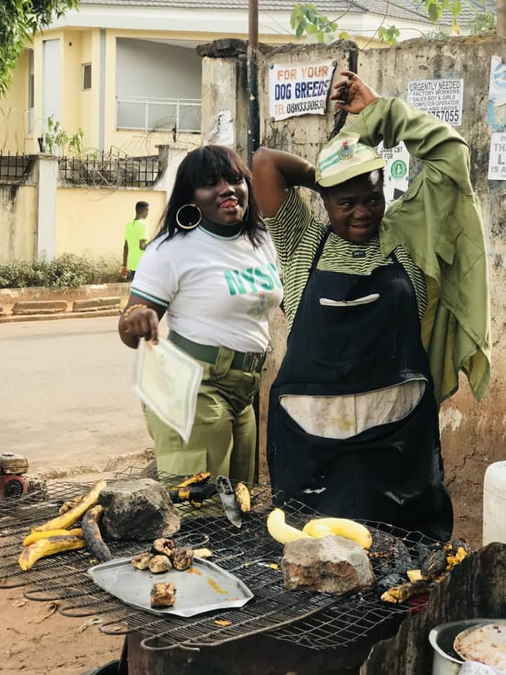 psicologiasdobrasil.com.br - Filha comemora graduação ao lado da mãe cozinheira que pagou por sua educação