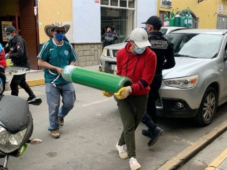 psicologiasdobrasil.com.br - Padre carrega cilindros de oxigênio até casas rurais dos pacientes