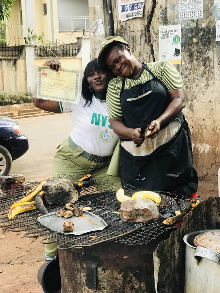 psicologiasdobrasil.com.br - Filha comemora graduação ao lado da mãe cozinheira que pagou por sua educação