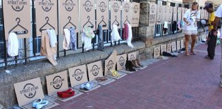 Loja de rua doa roupas para pessoas que vivem em situação de rua