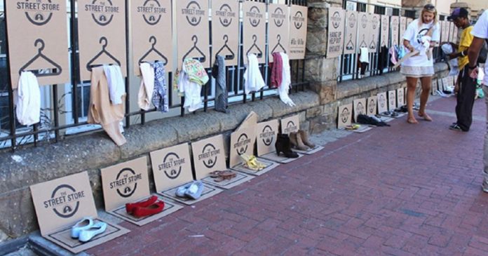 Loja de rua doa roupas para pessoas que vivem em situação de rua