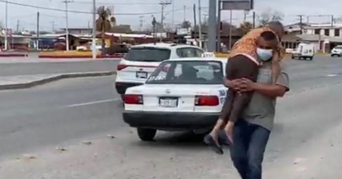 Homem carrega sua mãe nos braços até posto de vacinação contra Covid-19. Irá protegê-la a todo custo!