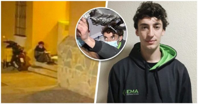 Jovem entregador estuda na rua enquanto espera novos pedidos