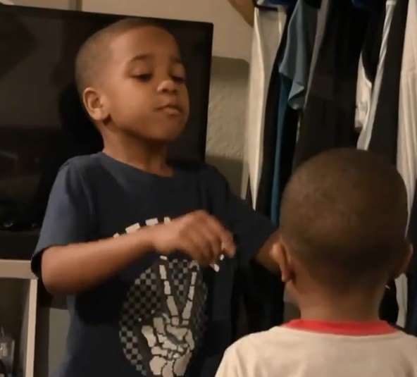 psicologiasdobrasil.com.br - Garotinho de 6 anos acalma o irmão com técnica de respiração em vídeo fofíssimo