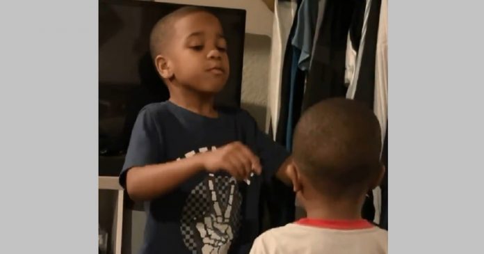 Garotinho de 6 anos acalma o irmão com técnica de respiração em vídeo fofíssimo
