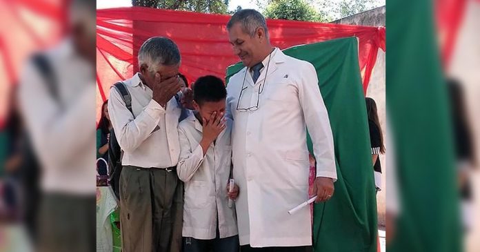 Avô e neto choram ao receber o diploma após terem caminhado 6 km todos os dias até a escola