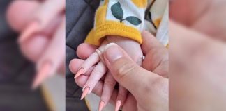 Mãe é duramente criticada por colocar unhas postiças em sua bebê