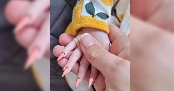 Mãe é duramente criticada por colocar unhas postiças em sua bebê