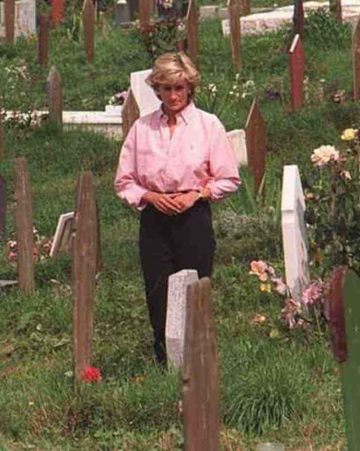 psicologiasdobrasil.com.br - O dia em que a princesa Diana consolou uma mãe desconhecida que chorava a perda de seu filho
