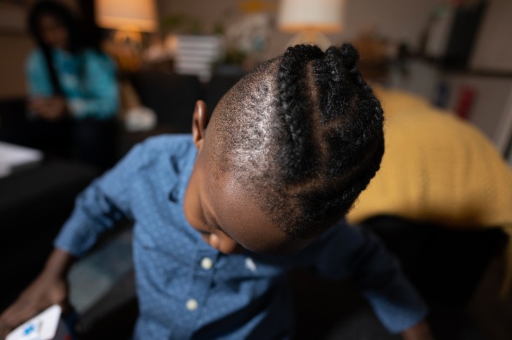 psicologiasdobrasil.com.br - Escola proíbe menino de trançar os cabelos para ir às aulas. A mãe dele acusa discriminação
