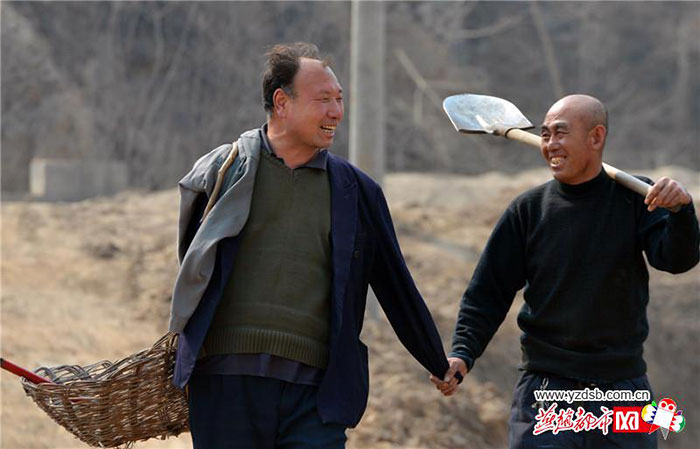 psicologiasdobrasil.com.br - Homem cego e seu amigo sem braços plantaram 10.000 árvores na China em 10 anos