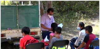 Professor adapta sua caminhonete para dar aulas nas comunidades mais carentes do seu país