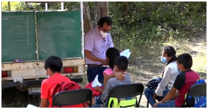 Professor adapta sua caminhonete para dar aulas nas comunidades mais carentes do seu país